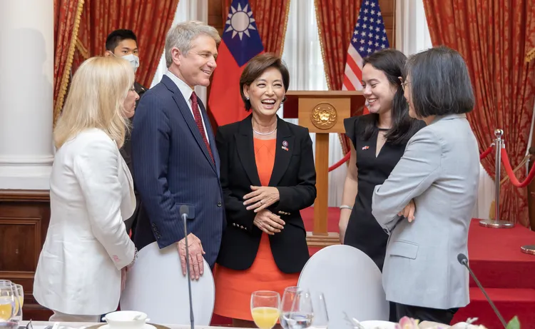 蔡英文跟來訪議員相談甚歡。府提供