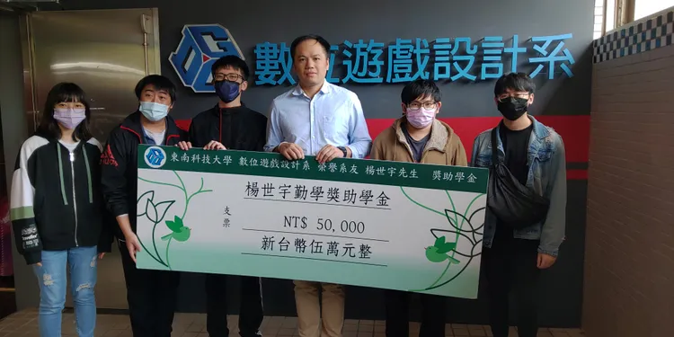 晶德公司創辦人楊世宇(左4)與獲獎同學合照。校方提供