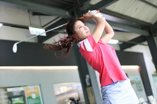 專訪|54歲岳庭返台揮桿維持美魔女曲線 疫情期間收入歸零靠公公贊助