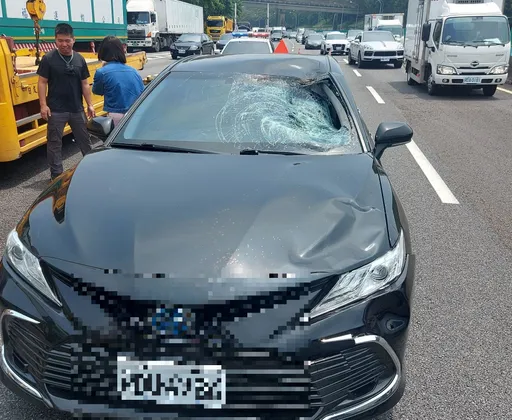 詭異！男子車停國1南下車道卻翻越護欄　北上車閃避不及撞死他