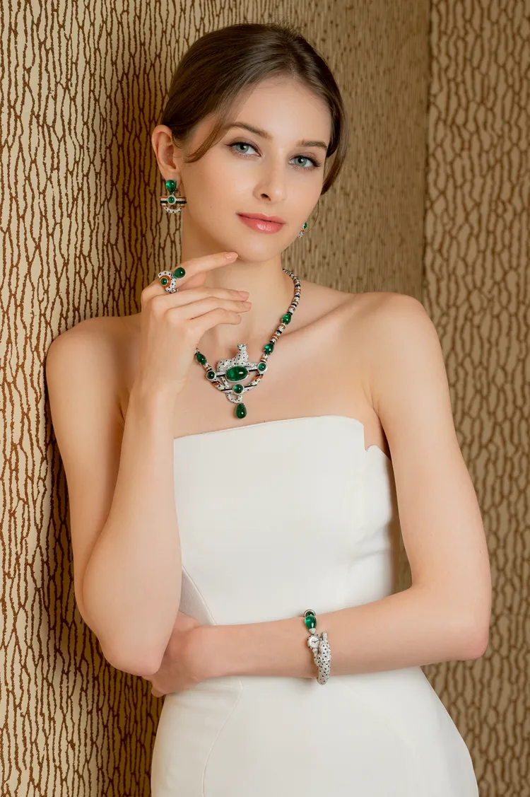 全球首度曝光的Beautés du Monde系列Panthere Exotique祖母綠頂級珠寶套件，重新演繹了卡地亞標誌性的美洲豹圖騰。品牌提供