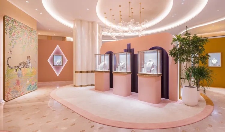 於卡地亞台北101旗艦店內舉辦的Beautés du Monde頂級珠寶展，以染著繽紛色彩拱門分隔的不同展區，呈現作品汲取自然萬物的多元靈感。品牌提供