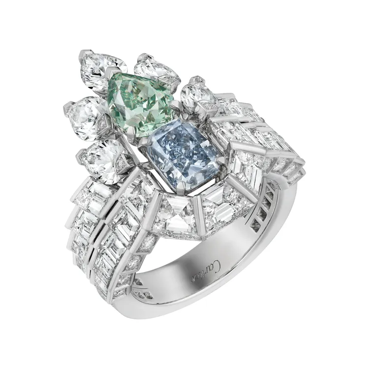 Beautés du Monde系列Mahavai戒指，鑲嵌1顆1.31克拉豔彩梨形切割藍綠色彩鑽及1顆1.2克拉豔彩圓角長方形藍色彩鑽，約2億200萬元。品牌提供