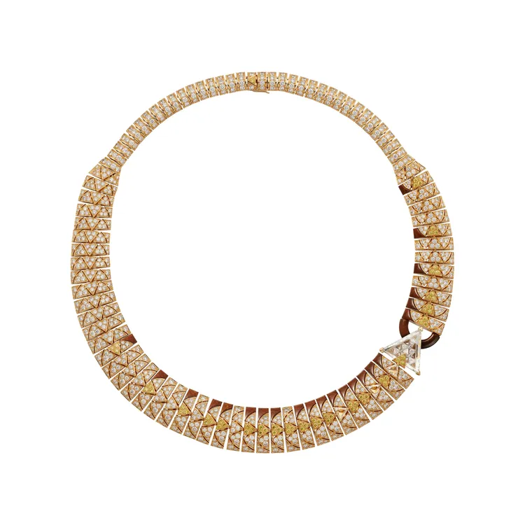 Beautés du Monde系列Sand Aspis項鍊，鑲嵌1顆重3.63克拉的改良3角形玫瑰式切割鑽石，約3010萬元。品牌提供