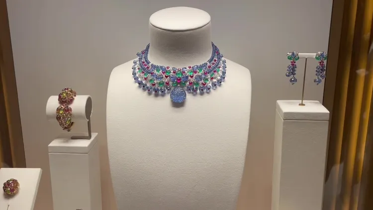 搶眼的Tutti Frutti風格可轉換式項鍊，鑲嵌重達59.2克拉的雕刻緬甸藍寶，約1億2700萬元。陳張眾攝