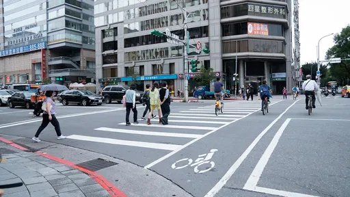 批路人紅燈漫步斑馬線「塞車元凶」 鍾沛君要求加派警力勸導開罰