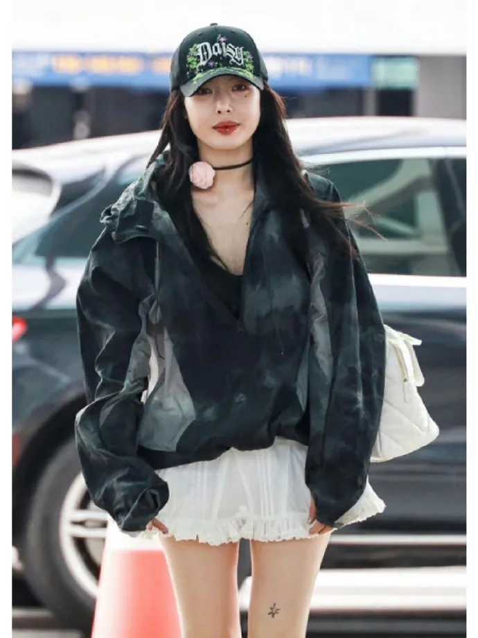 泫雅短髮造型讓粉絲崩潰，因此一接上長髮就上了微博熱搜。翻攝影視綜藝君微博