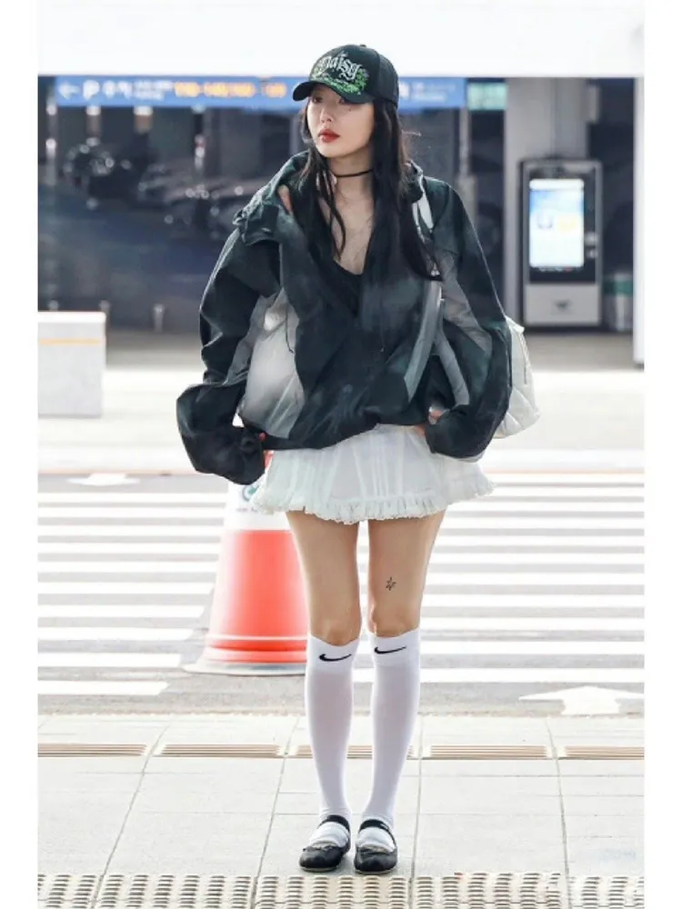 泫雅日前現身機場，接上了黑色長髮，身穿深綠色上衣搭配白色短裙，回歸「性感小野馬」。翻攝影視綜藝君微博