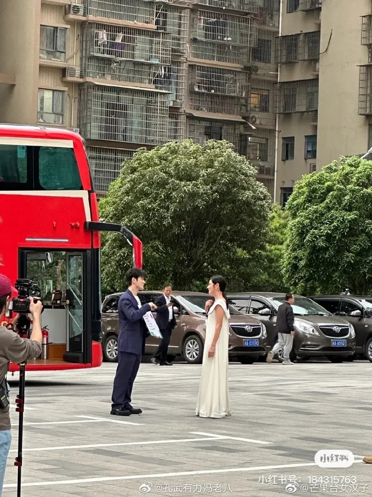 黃曉明站在遊覽車前迎接姐姐們，右為秋瓷炫。翻攝芒果台女漢子微博