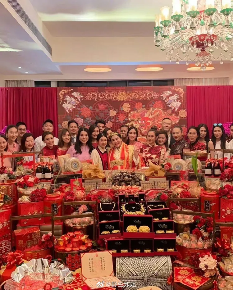 何超盈宛若金山銀山的嫁妝照相當經典翻攝野生炸姐