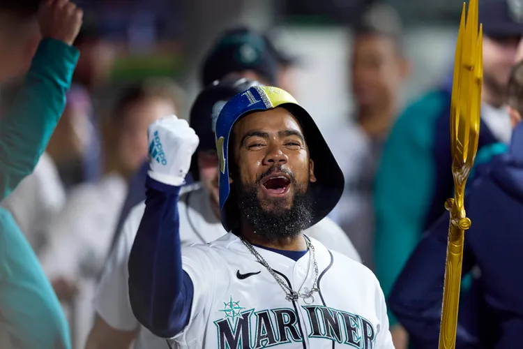 Teoscar Hernandez敲出全壘打後拿著金色三叉戟慶祝。美聯社