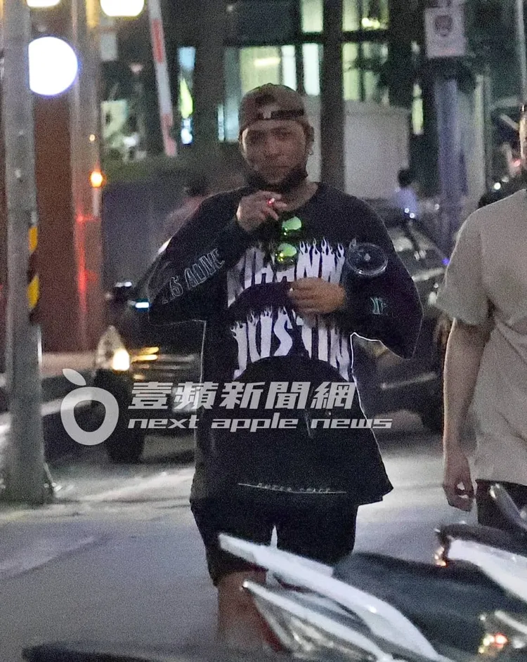 久未現身的嘎嘎出現在華視，一身潮流打扮吞雲吐霧。特勤中心攝、《壹蘋新聞網》提醒您，吸菸有礙身體健康