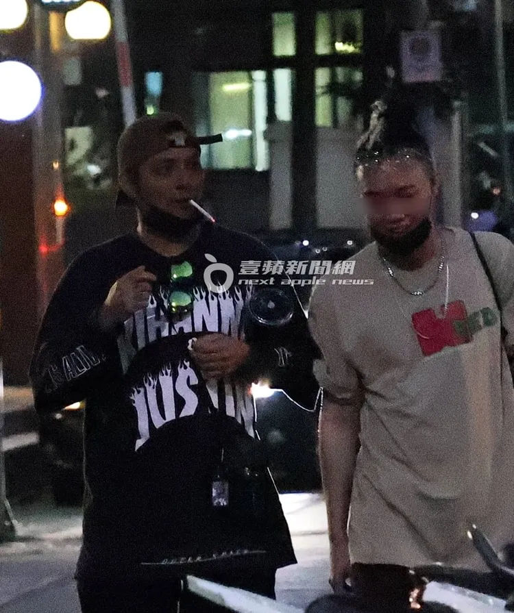 嘎嘎（左）和友人在路邊man‘s talk許久。特勤中心攝、《壹蘋新聞網》提醒您，吸菸有礙身體健康