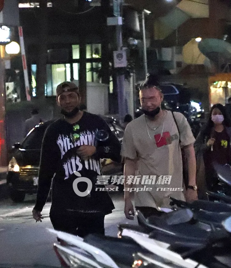 淡出演藝圈的嘎嘎（左）過著辛苦斜槓人生，端盤子、發傳單，勉強過日子。特勤中心攝