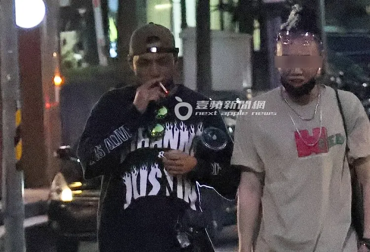 嘎嘎（左）當乖寶寶自備水壺和友人邊走邊聊天。特勤中心攝、《壹蘋新聞網》提醒您，吸菸有礙身體健康