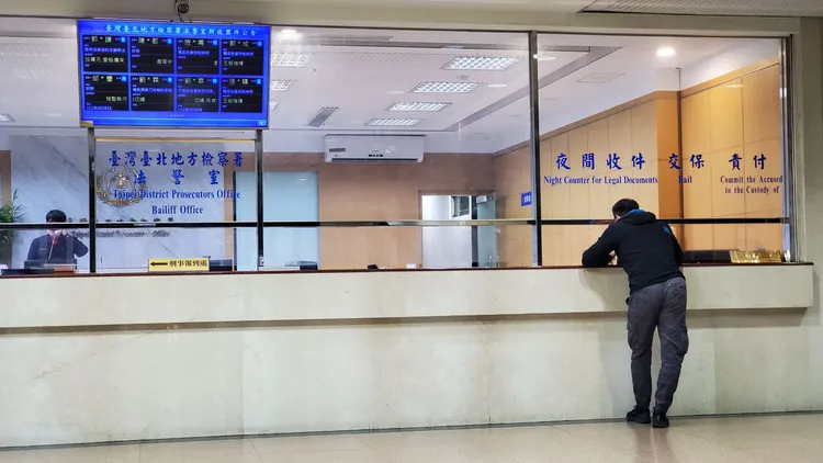 警方派同仁到台北地檢署了解案情。呂志明攝