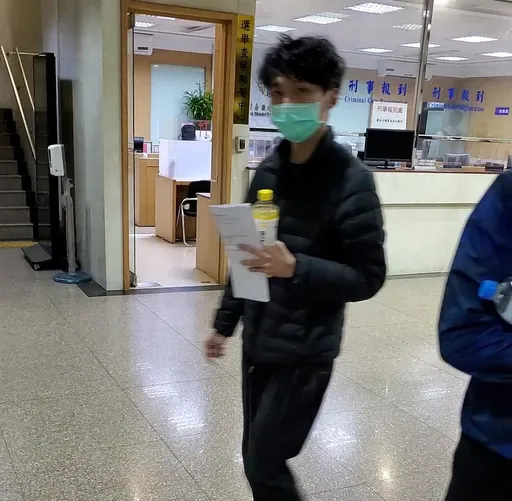 新北警被控網路賣假手機 面貌曝光!「共犯未到案」8萬交保