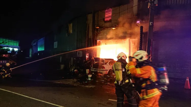 消防人員灌救。桃園市消防局提供