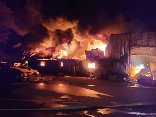 桃園汽修廠凌晨大火 百餘名警消漏夜灌救