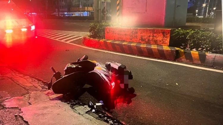 救護車獲報到場將鄭男送醫。中和警分局提供