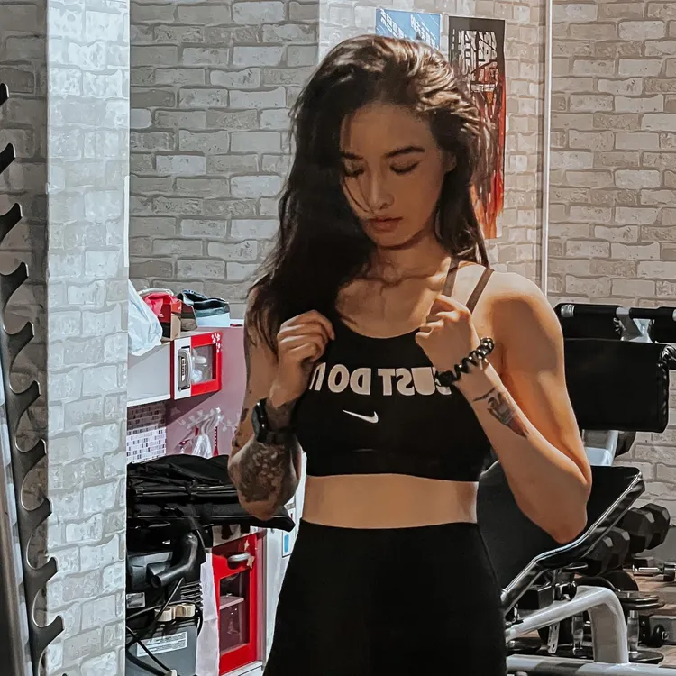 鄭雲燦身材勻稱。翻攝鄭雲燦IG