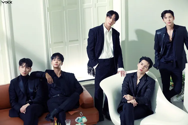 VIXX成員LEO（右起）、KEN、RAVI、N、爀，去年5月才聚在一起慶祝出道10周年。翻攝Jellyfish娛樂