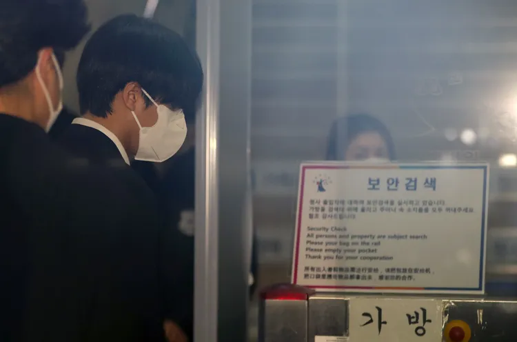 RAVI在庭訊時念反省文懺悔。韓聯社