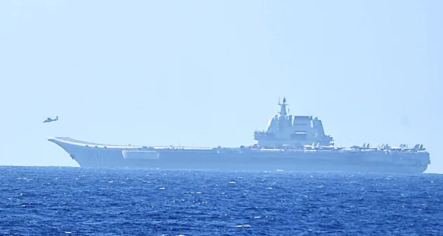 中國航母山東艦15日在沖繩以南的太平洋海域航行。路透社