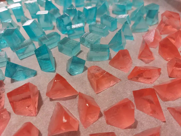 僅用寒天及砂糖製作，如寶石般的琥珀糖。凃建豐攝