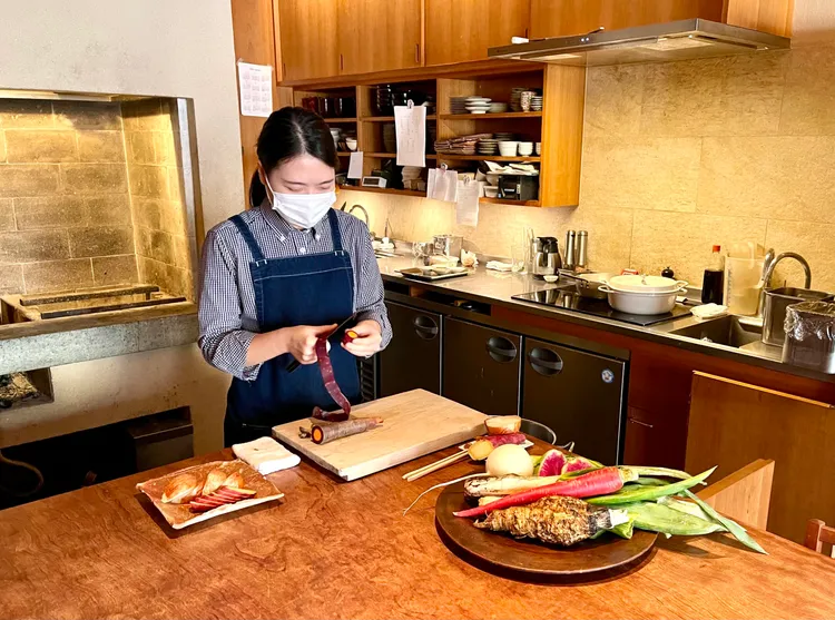 陳可觀在日本料理學校幾乎每天早到、晚退，比同學更多時間練習。陳可觀提供