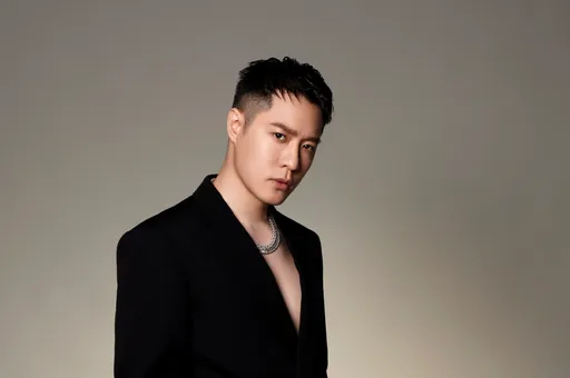 周湯豪外套裡真的什麼都沒穿　開春笑擁4代言荷包賺飽飽