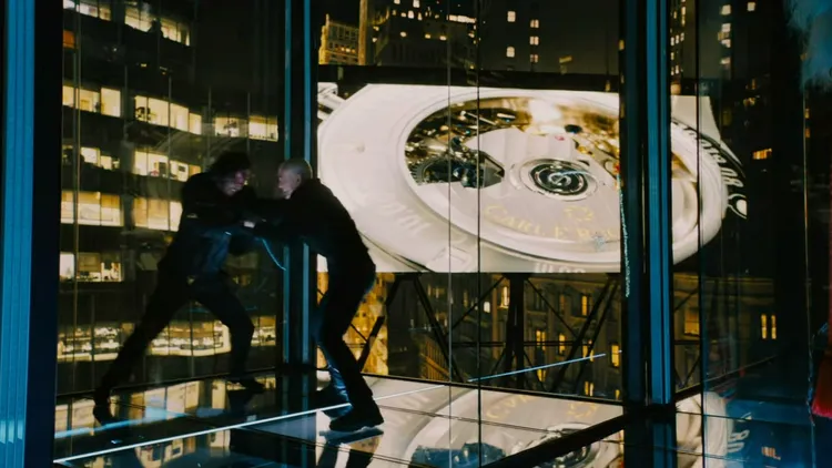 在《捍衛任務3》電影裡的打鬥場景中，還可看見背景放映的寶齊萊腕錶廣告。翻攝Netflix畫面