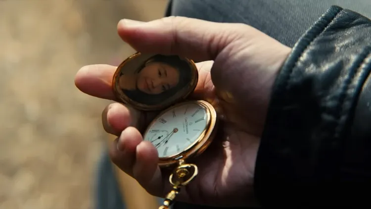 同樣在《捍衛任務4》預告裡出現的神祕人物，其手中握著的懷錶，錶面都清晰打上了「Carl F. Bucherer」的字樣。翻攝車庫娛樂YouTube