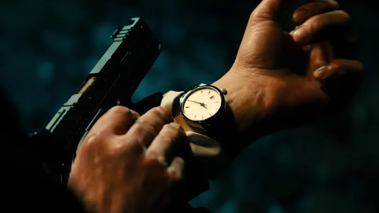 《捍衛任務4》預告裡，就給了基奴李維腕間寶齊萊腕錶1個大大特寫，還可見他把錶面轉至手腕內側的特殊戴法。翻攝車庫娛樂YouTube