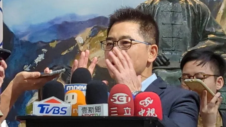 黃健庭緊急召開記者會，澄清郭台銘沒有出局藍2024總統提名。蘇柏銓攝