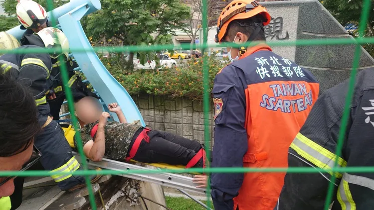 警消將受傷的工人抬出準備送醫。新北市消防局提供