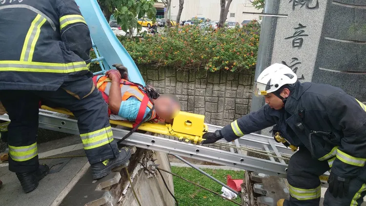受傷工人意識清醒無大礙。新北市消防局提供