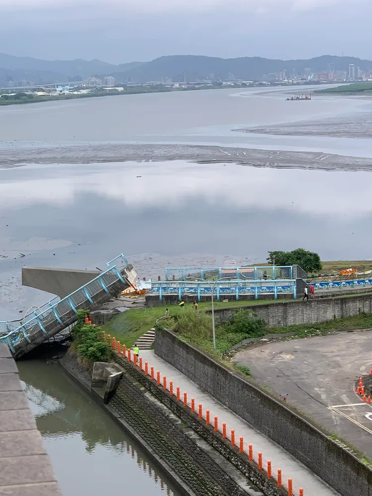 正在施工中的五股觀音坑溪橋斷裂，3名工人受傷。翻攝自臉書社團我是五股人