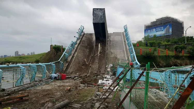 斷裂的五股觀音坑溪橋。新北市消防局提供