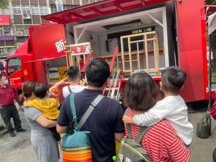 地震體驗車模擬展示各級地震強度，家長與小孩都看得目瞪口呆。消防局提供