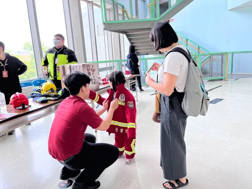 新莊運動中心童玩活動來了「發爾麵」 小朋友扮消防員、體驗地震車玩瘋了