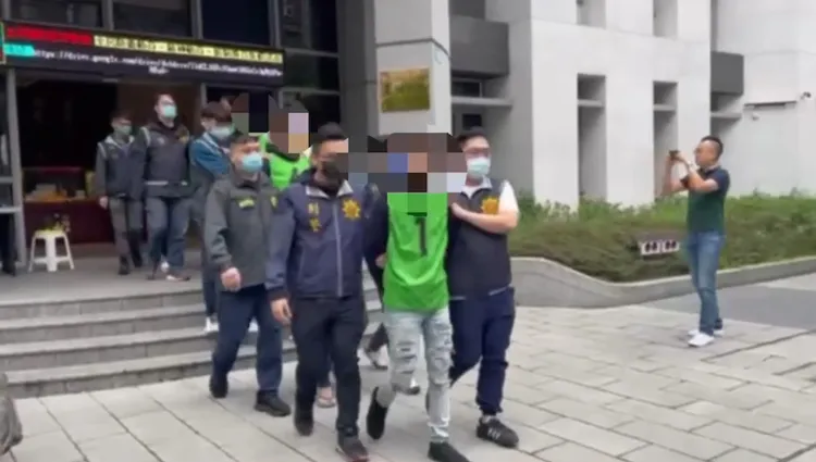 警方解送10人至新北地檢署。翻攝畫面