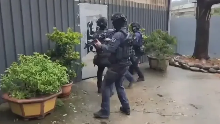 警方破門攻堅。翻攝畫面