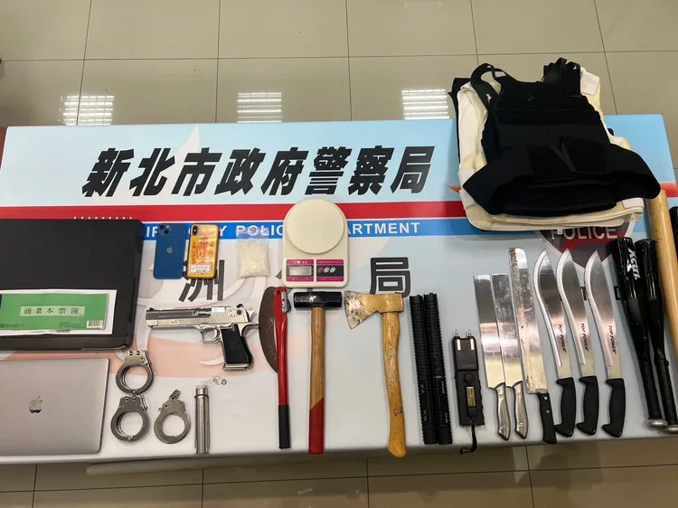 警方查扣的證物。翻攝畫面