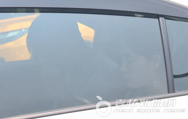 歐陽妮妮（右）一大早與張書豪搭計程車離家，在車上享用麥當勞早餐。特勤中心攝