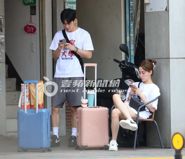 歐陽妮妮（右）與男友張書豪穿情侶鞋，帶著浪跡天涯行李箱到洗車場拿車。特勤中心攝