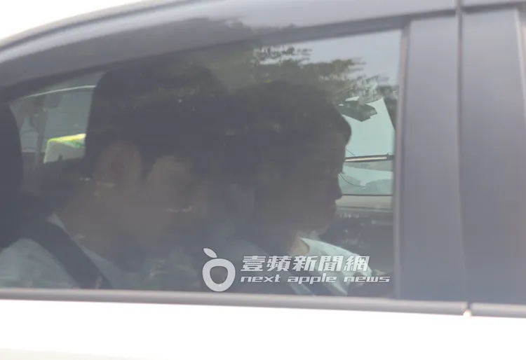 歐陽妮妮（右）與交往4年的男友張書豪，一起搭多元計程車從家裡出發。特勤中心攝