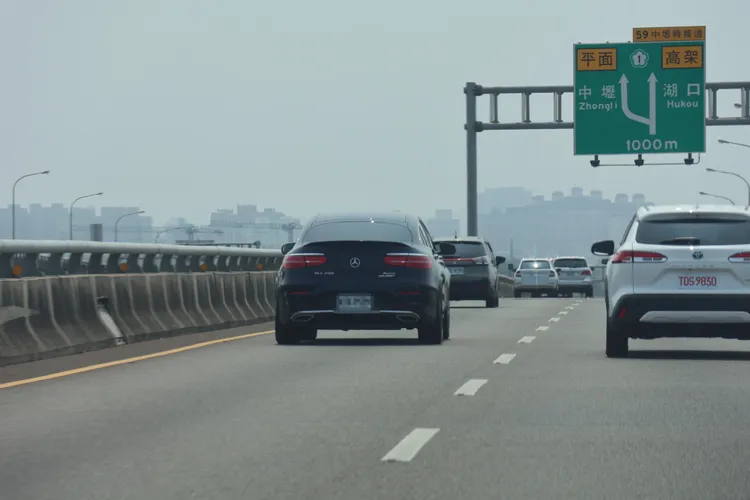 歐陽妮妮一早搭乘男友張書豪駕駛的250萬元賓士休旅車私奔，帶著行李箱浪跡天涯離家出走。特勤中心攝