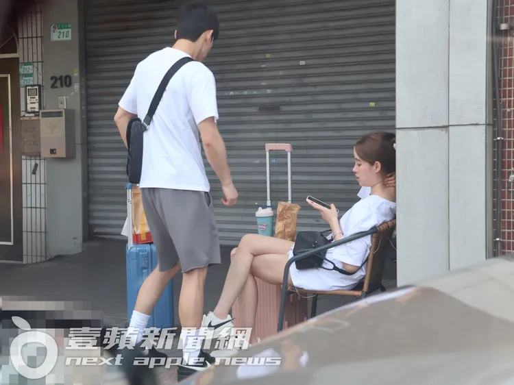 歐陽妮妮（右）翹起二郎腿等車，邊按摩肩頸紓壓。特勤中心攝