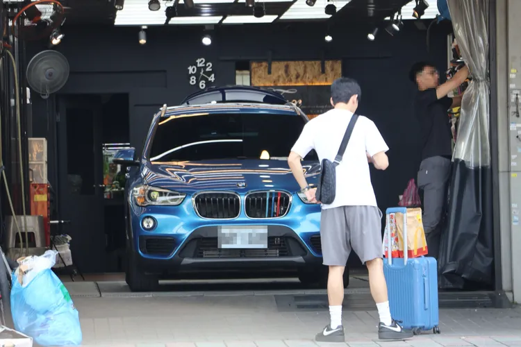 歐陽妮妮男友張書豪抽完香菸後，準備拿行李箱上車。特勤中心攝